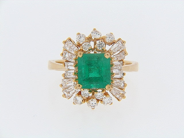 18K-YG EMERALD AND DIAMOND RING