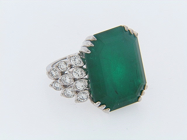 18K-WG EMERALD AND DIAMOND RING