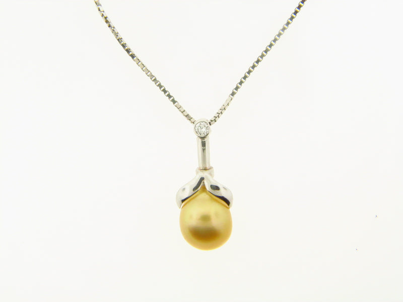 18K-WG Pearl Pendant by "Iridesse"