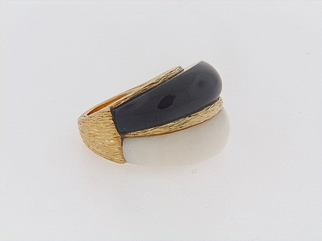 18K-YG WHITE CORAL AND BLACK ONYX BOMBE RING