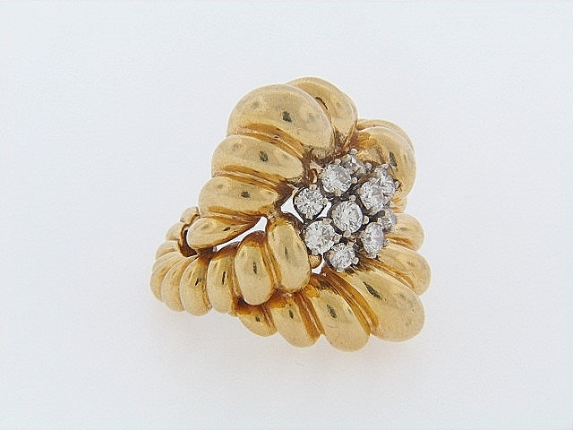 18K-YG DIAMOND RING WITH RIBBED GOLD DESIGN