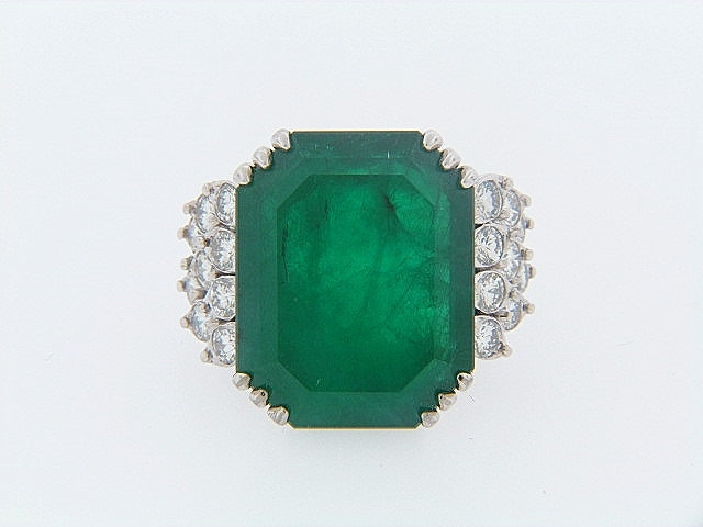 18K-WG EMERALD AND DIAMOND RING